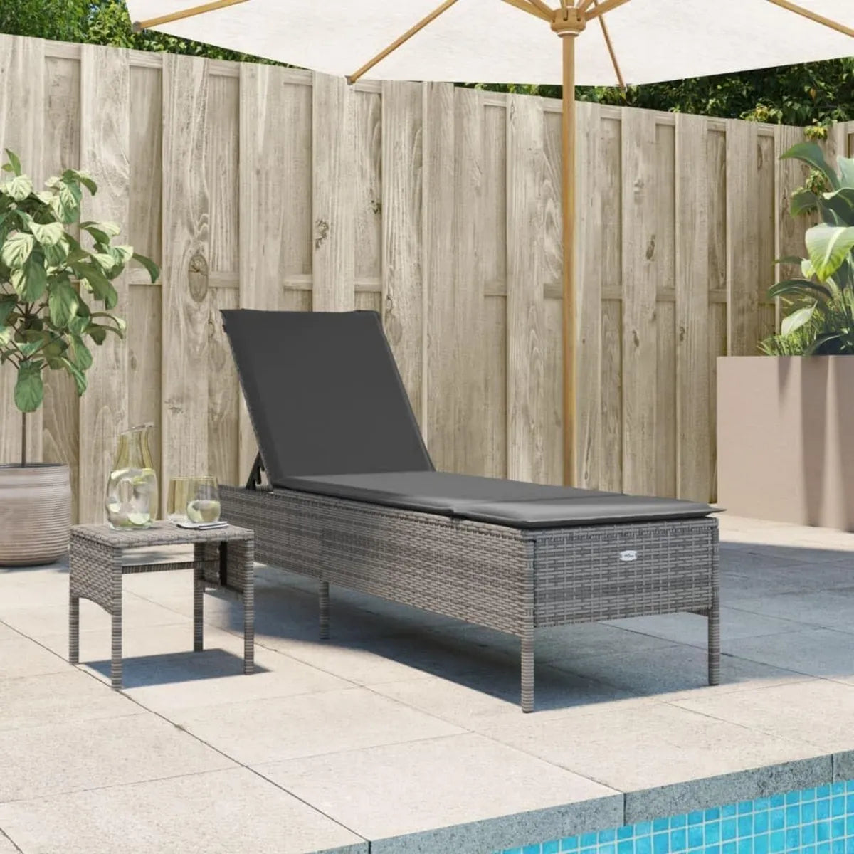 Sdraio da Giardino in Rattan Sintetico con Tavolino e Cuscino, Schienale Regolabile, Struttura in Acciaio