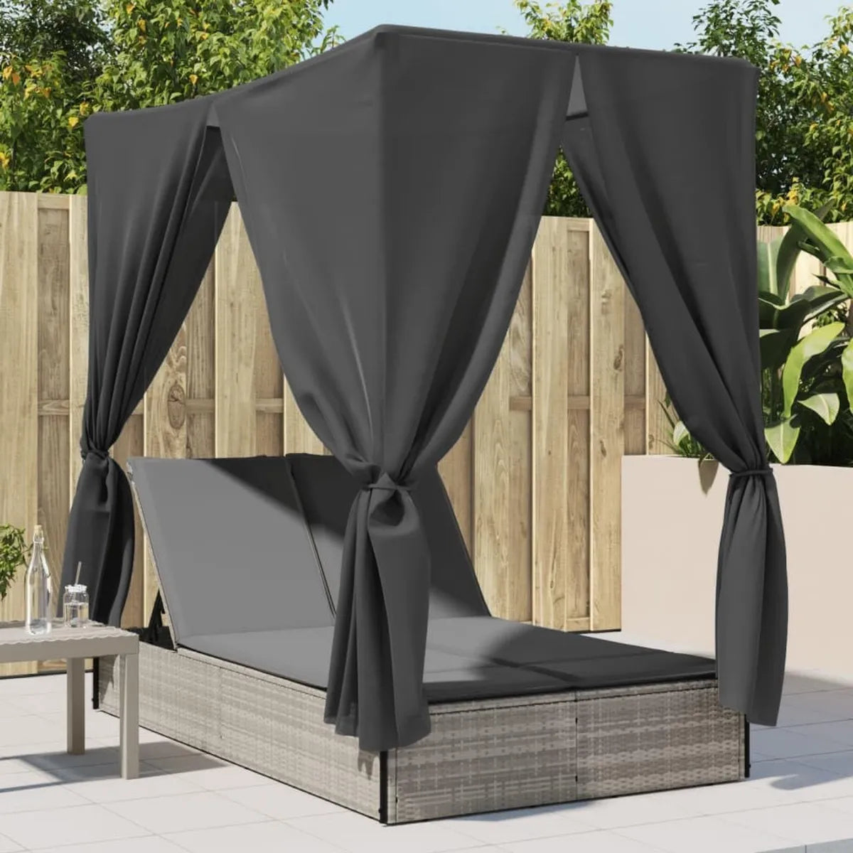 Lettino Prendisole in Polyrattan con Tettuccio e Tende Grigio Chiaro
