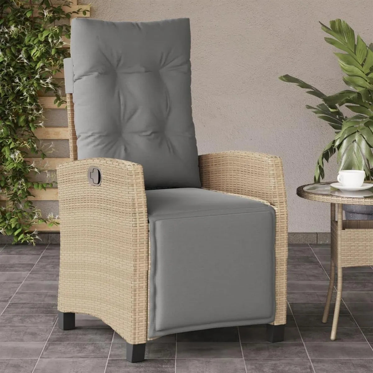 Sedia a Sdraio da Giardino in Rattan PE Beige con Poggiapiedi Regolabile e Cuscini Impermeabili