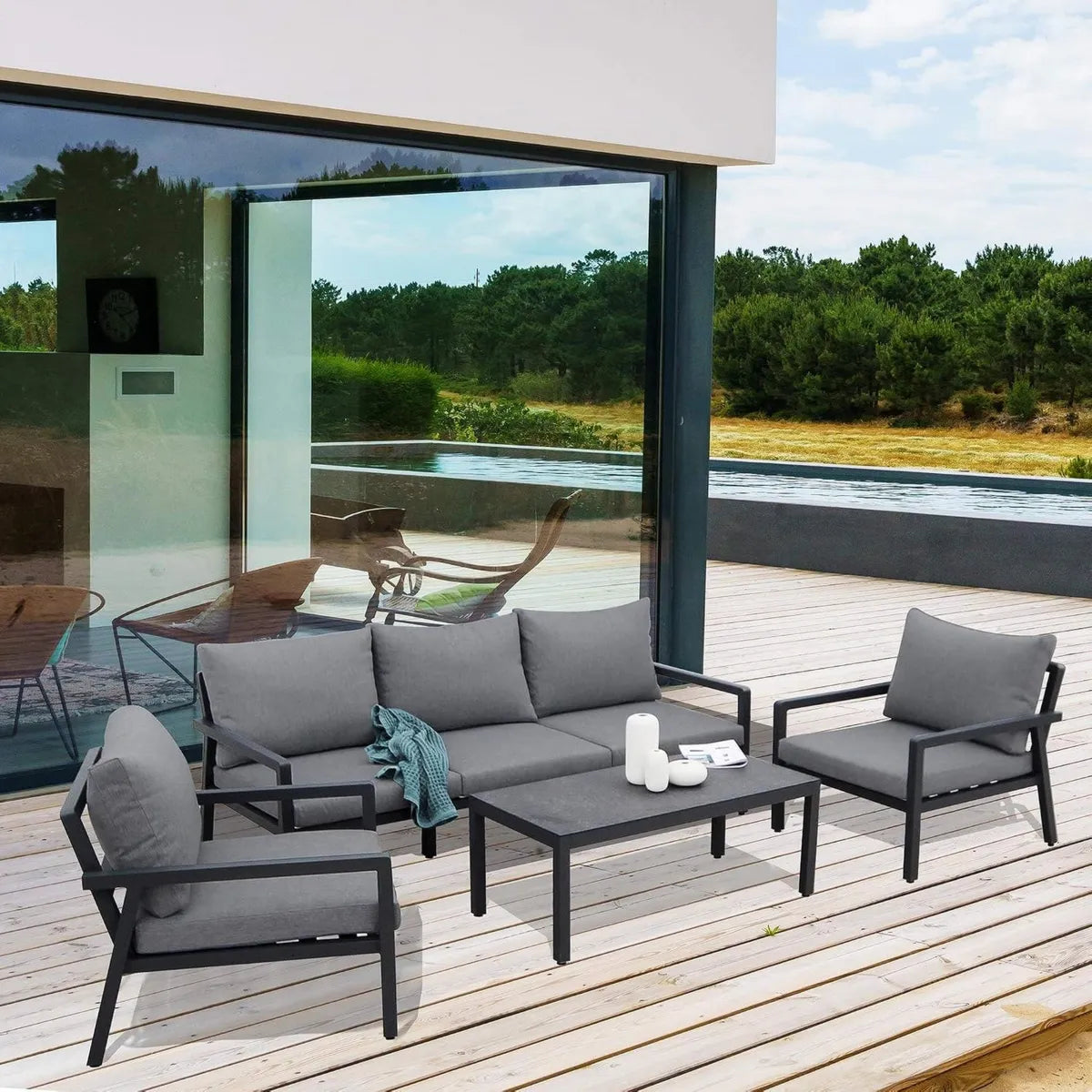 Set Salotto Esterno 5 Posti in Alluminio con Cuscini Neri e Design a Doghe