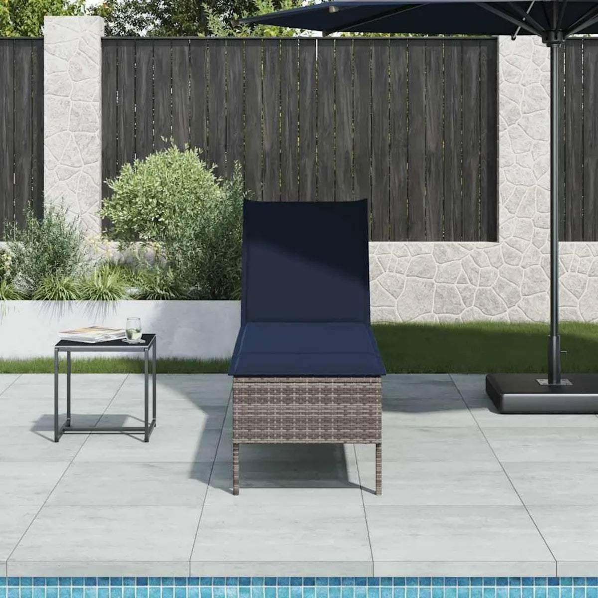 Lettino prendisole regolabile in rattan sintetico grigio con cuscino, resistente alle intemperie, per giardino e piscina