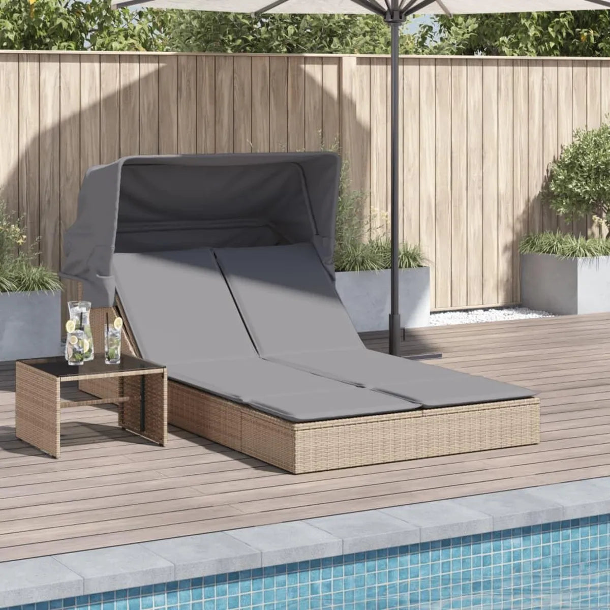 Lettino da giardino in rattan beige con tettuccio regolabile e cuscini