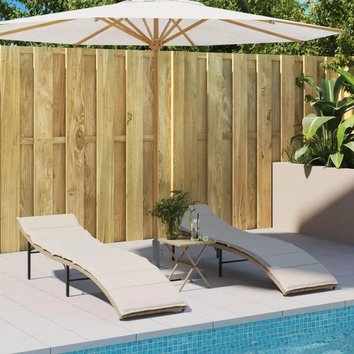 Set di 2 lettini prendisole in rattan beige, imbottiti e pieghevoli, resistenti alle intemperie, con telaio in acciaio, ideali per giardino, terrazza e balcone